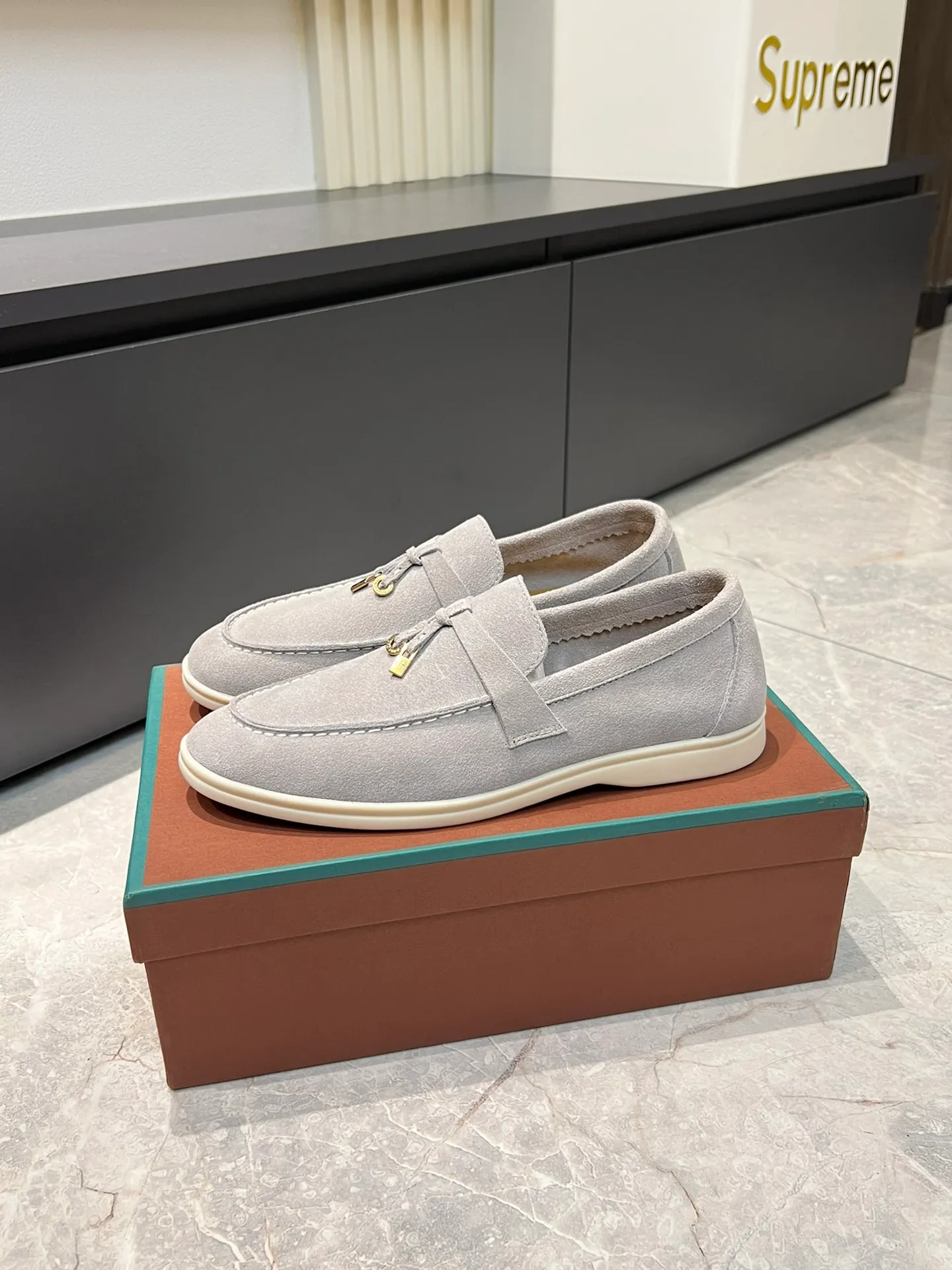 Men's shoes 💰p360 "Loro men's shoes 💰pian'*" Classic L men's shoes for couples 💰p Top version British flat loafers, a must-have item in old money style, the minimalist design is eye-catching and durable, a plus point for dressing The soft foot feel and texture are outstanding. They don’t scratch your feet and are very nice. They are matched with soft and waxy soles. They can be worn daily for a long time without getting tired. They are easy to wear, versatile and classic items, with perfect foot feel and texture! Imported cashmere fabric, the lining is made of imported A-grade water-dyed cow lining, the top version of the genuine leather midsole is sewn with pure handmade mark thread! Size: Female 35-40 (34. Customized) Male 38-44 (45.46. Customized)